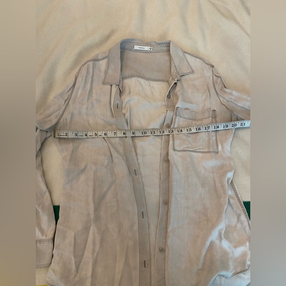 Aritzia Talula Button Down Shirt - Sz M - Picture 3 of 6